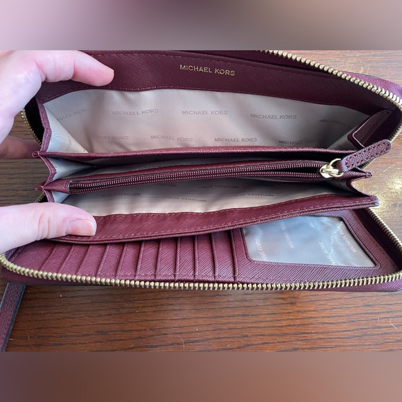 LIKE NEW Michael Kors Wristlet Wallet - Picture 4 of 5